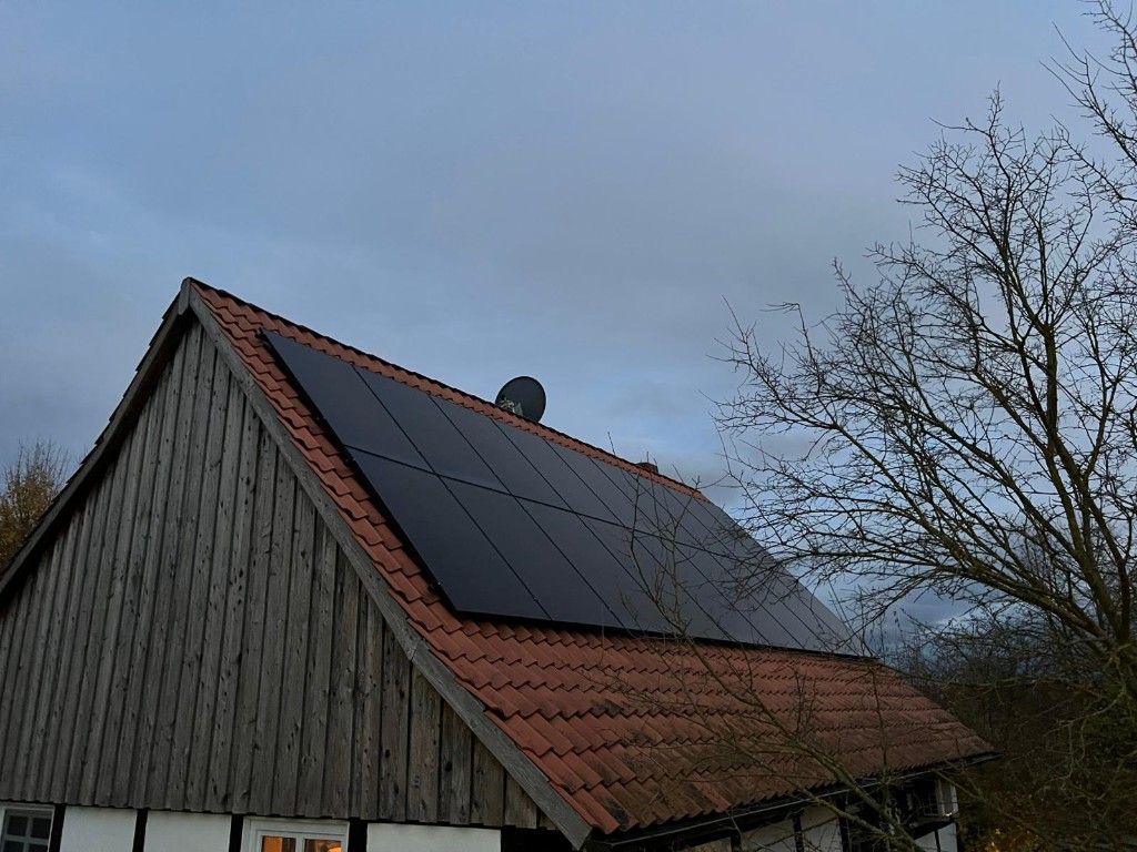 Photovoltaik Installation Projekt 12 von 12 – Evergreen Energiesysteme